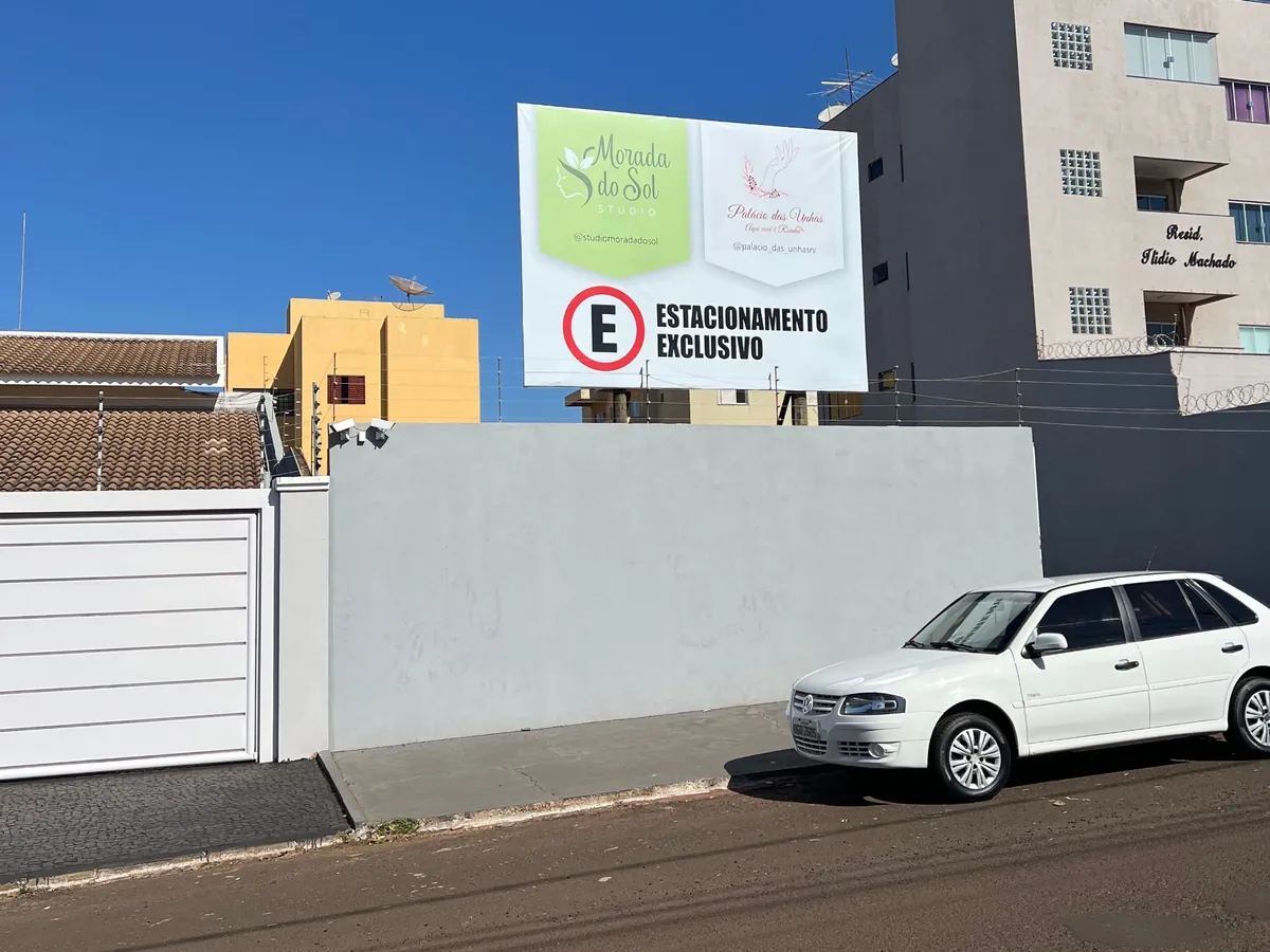 Fachada do Studio Morada do Sol, no Setor Morada do Sol em Rio Verde, com a placa da marca e o estacionamento exclusivo